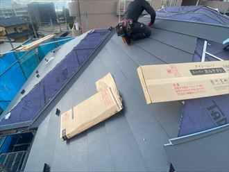 屋根カバー工事でスーパーガルテクトを設置